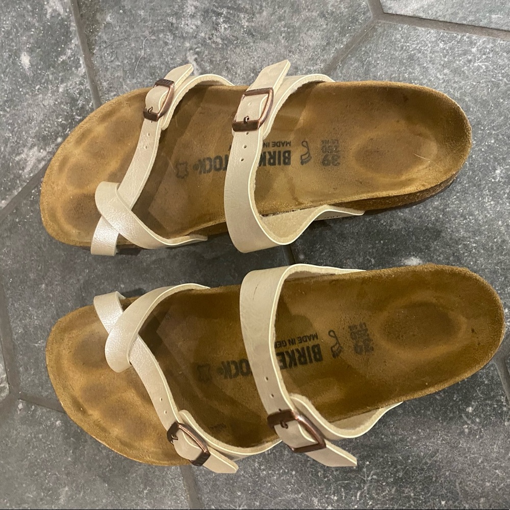 Size 8 lightly used women’s Mayari sandal.